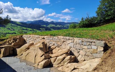 Trockenmauer aus regionalem Sandstein